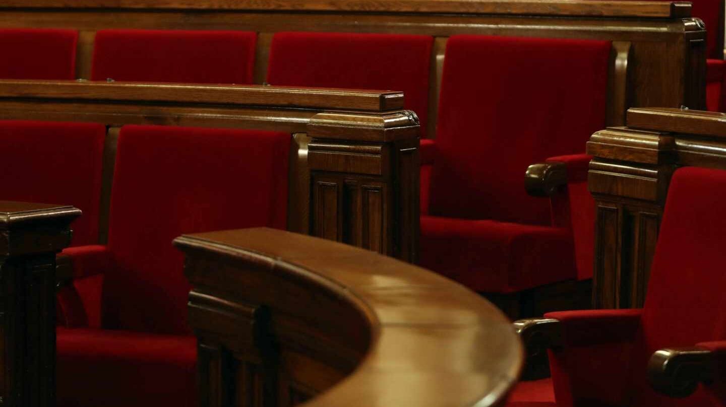 A la izquierda de la imagen, el escaño que ocupó Puigdemont en la anterior legislatura