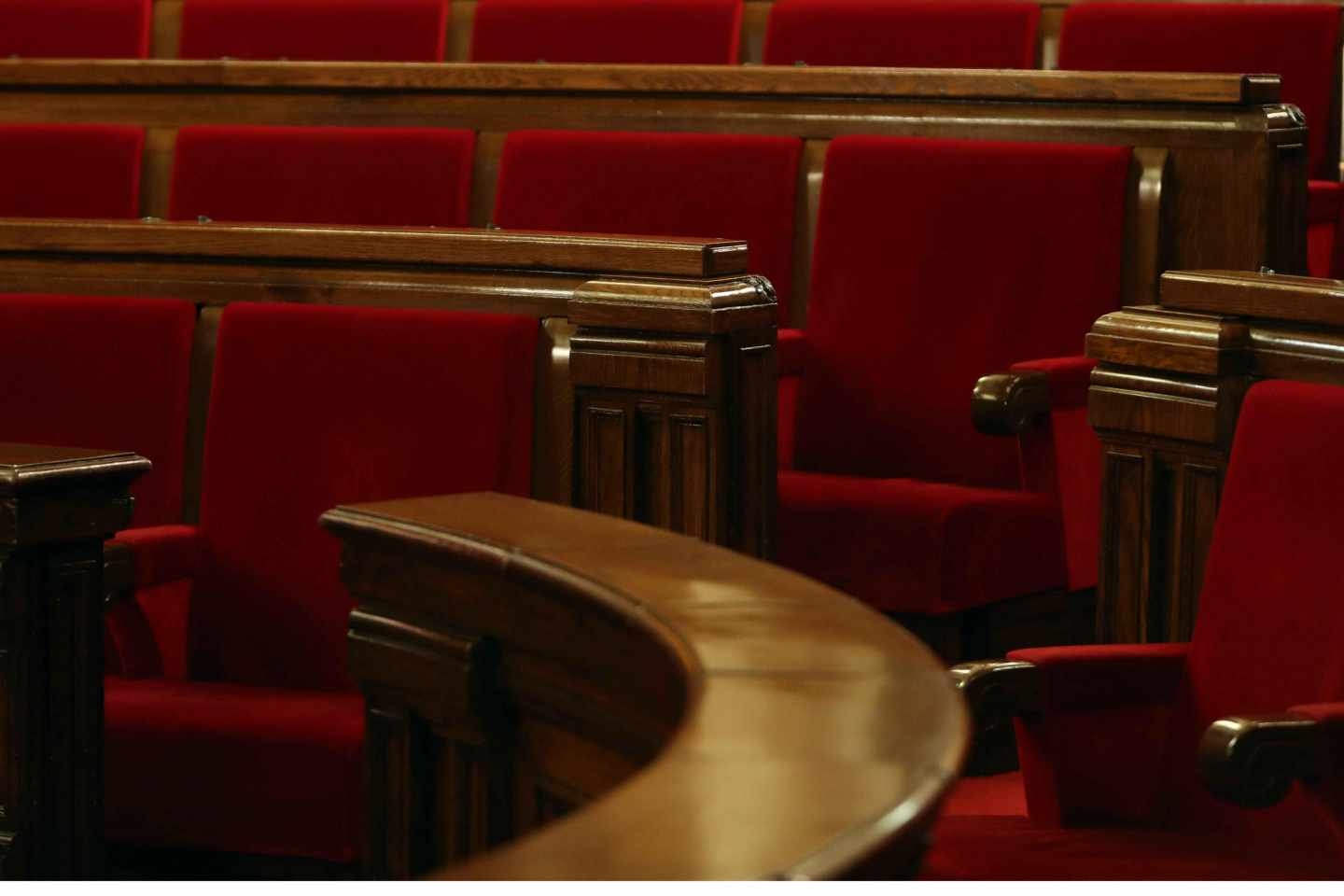 A la izquierda de la imagen, el escaño que ocupó Puigdemont en la anterior legislatura