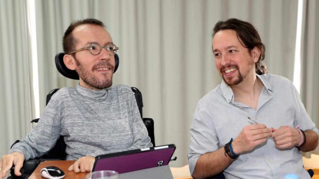 El líder de Podemos, Pablo Iglesias (d), junto al secretario de Organización, Pablo Echenique.