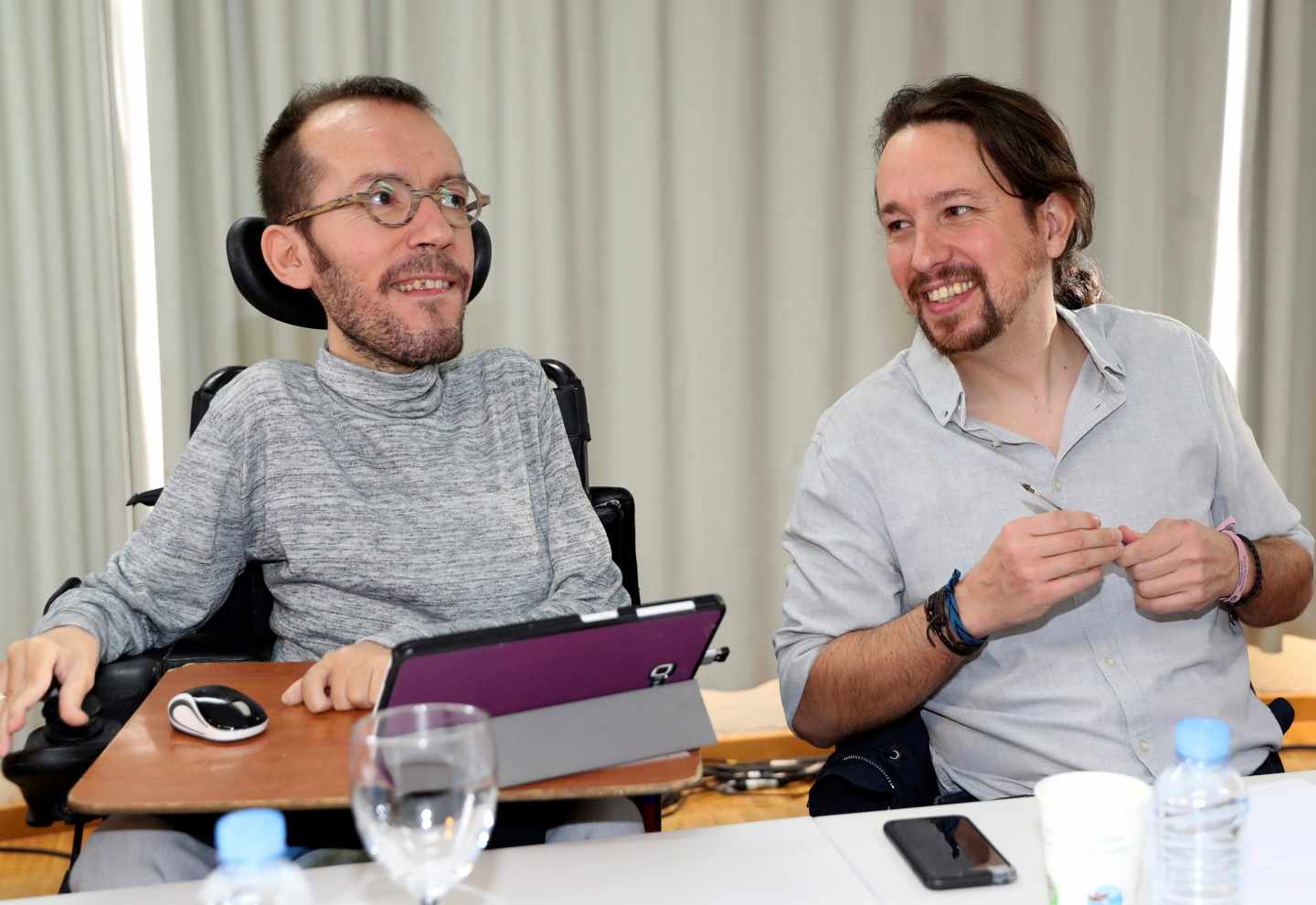 El líder de Podemos, Pablo Iglesias (d), junto al secretario de Organización, Pablo Echenique.