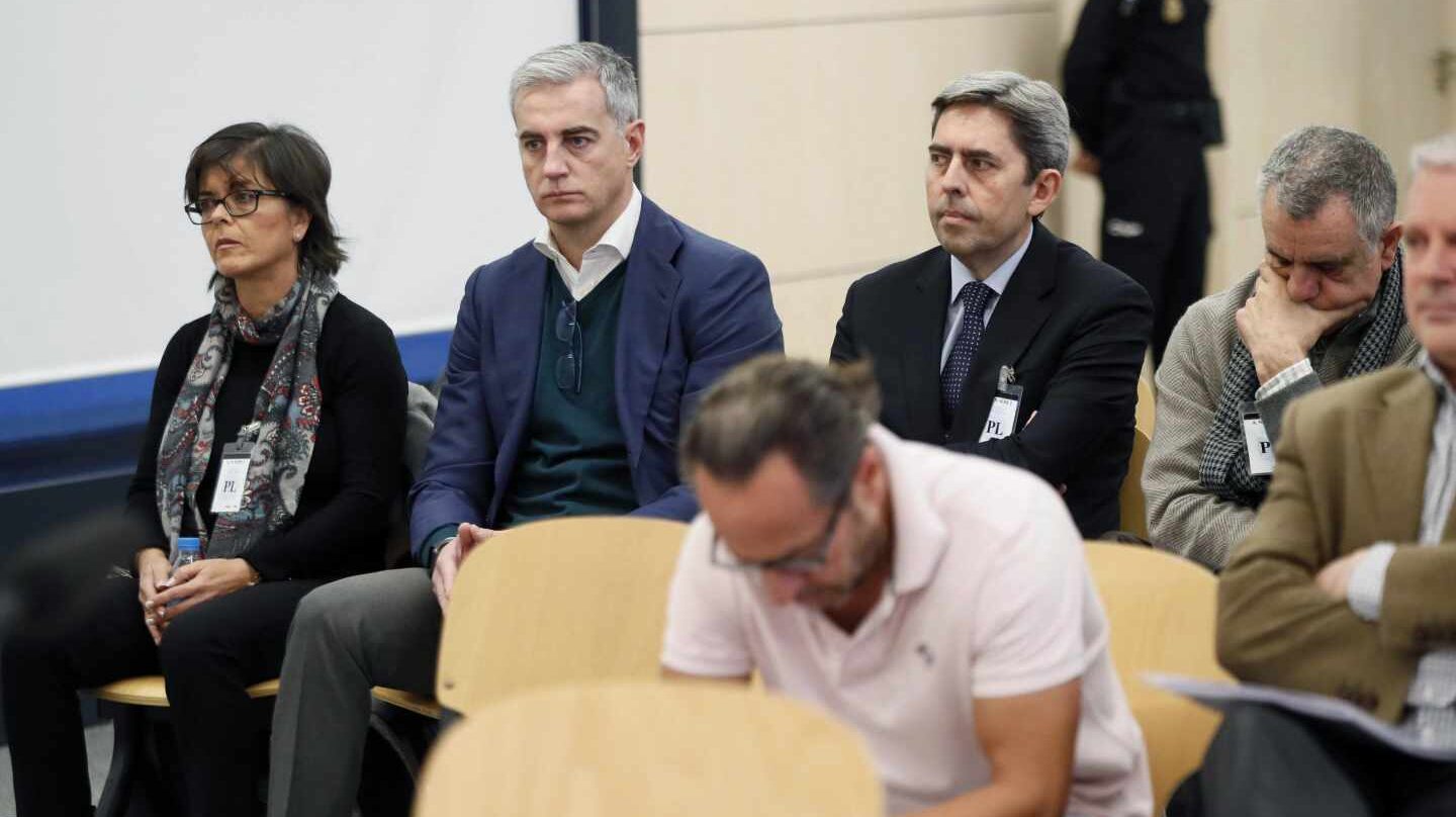 Ricardo Costa en la Audiencia Nacional. en primer plano, Álvaro Pérez