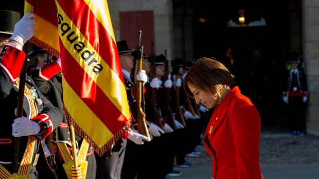 Carme Forcadell pasa revista a una formación de los Mossos en la sesión constitutiva del Parlament