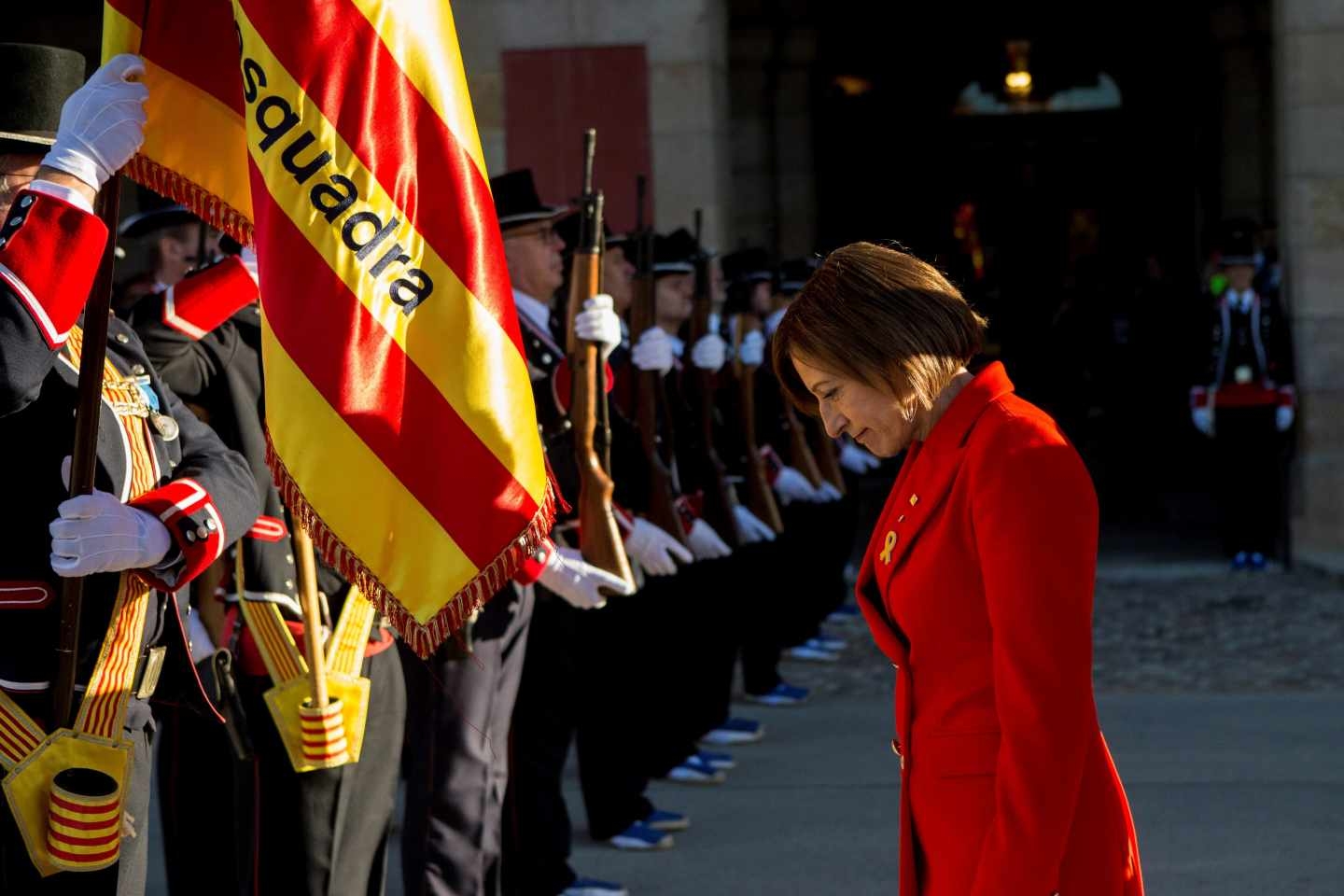 Carme Forcadell pasa revista a una formación de los Mossos en la sesión constitutiva del Parlament