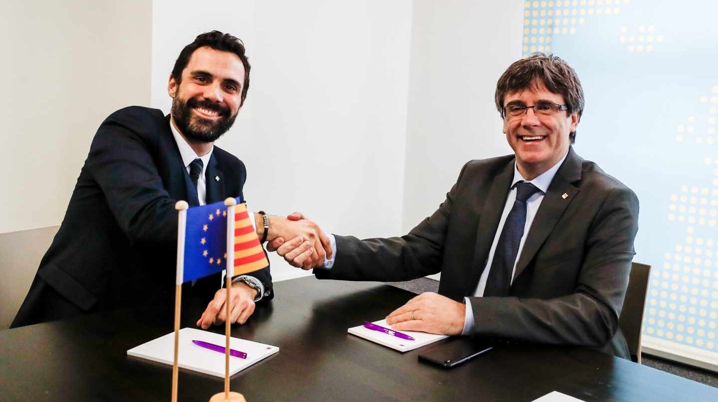 El presidente del Parlament, Roger Torrent, junto al diputado Carles Puigdemont en Bruselas