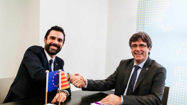 El presidente del Parlament, Roger Torrent, junto al diputado Carles Puigdemont en Bruselas