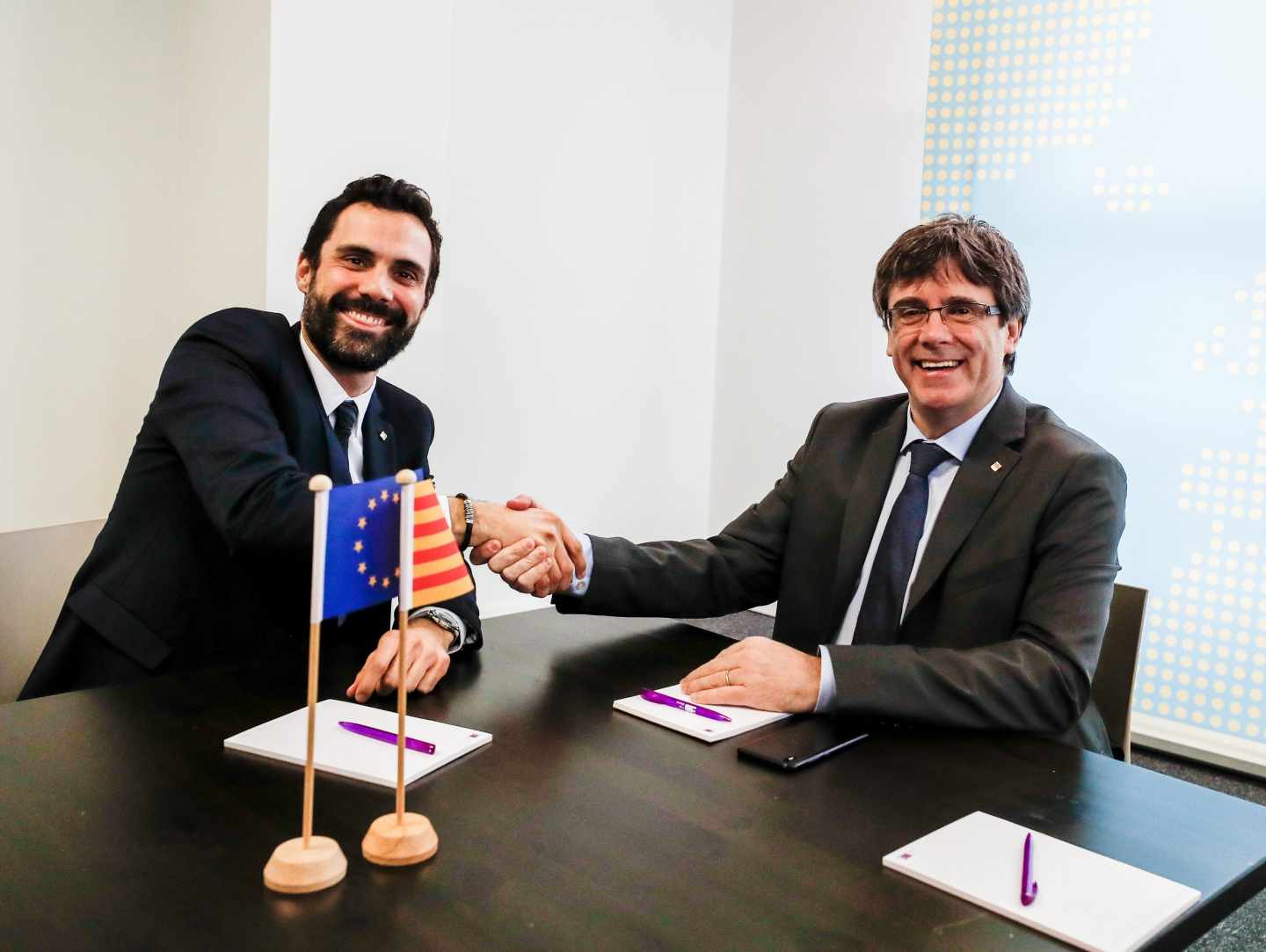 El presidente del Parlament, Roger Torrent, junto al diputado Carles Puigdemont en Bruselas