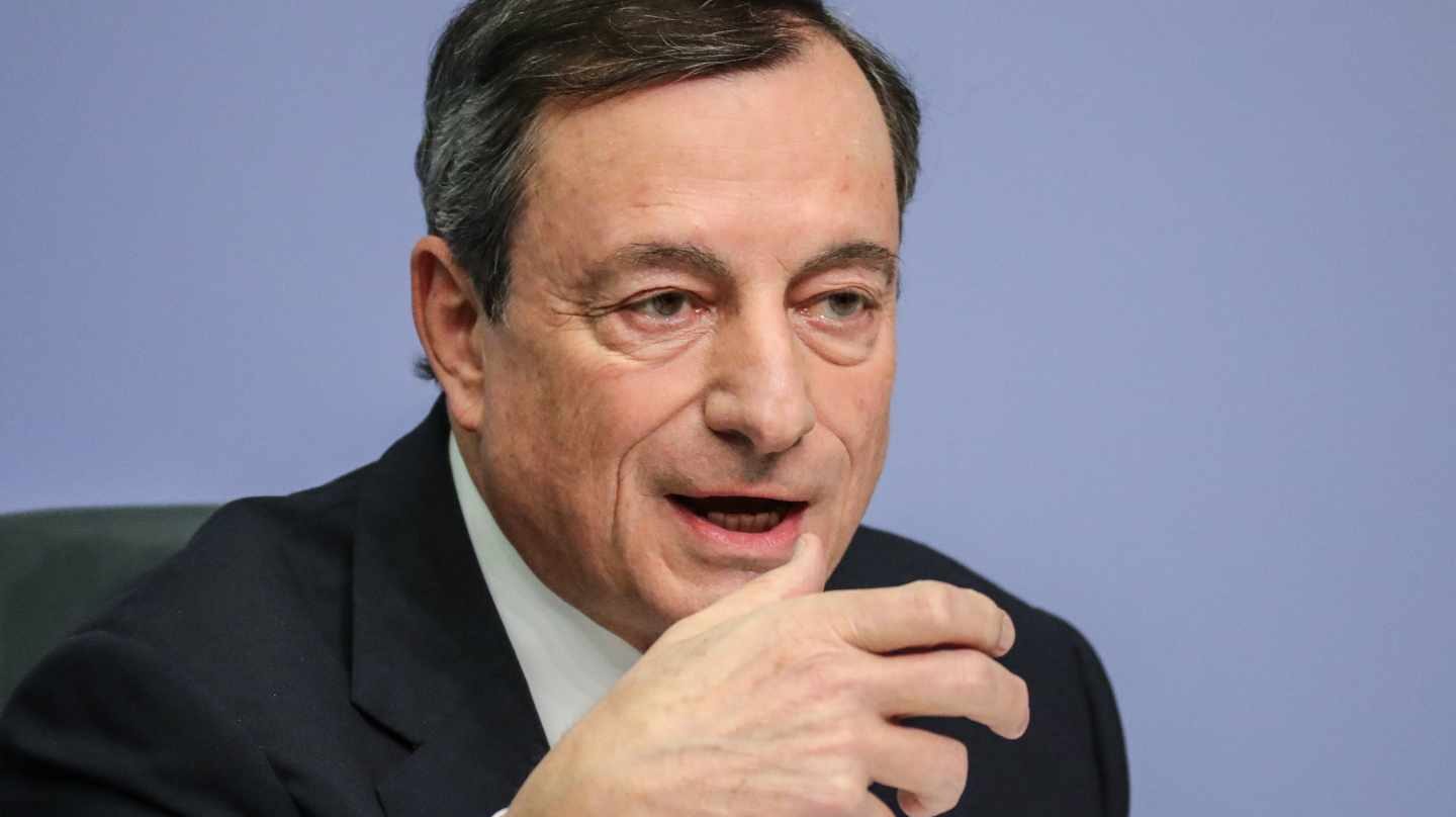 Draghi alerta sobre el euro y advierte de que aún no se puede cantar victoria.