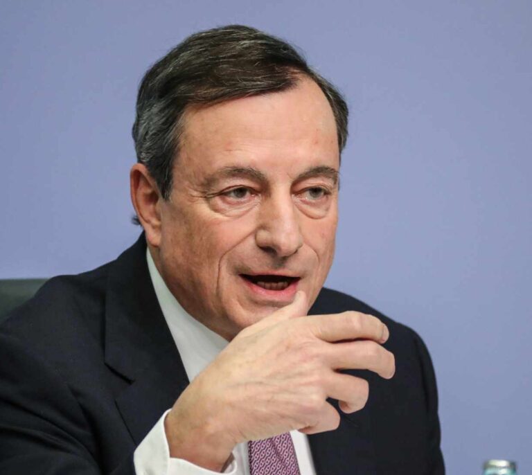 Draghi reactiva las alertas sobre el euro y advierte: "Aún no podemos cantar victoria"