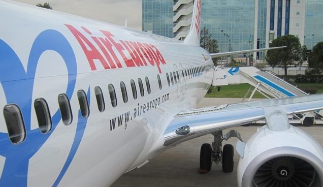 Un avión de Air Europa, estacionado en un aeropuerto.