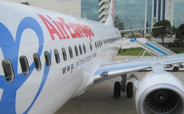 Un avión de Air Europa, estacionado en un aeropuerto.