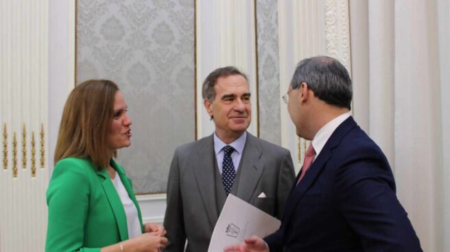 José María Alonso, flanqueado este jueves por los miembros de la junta Esther Montalvá y Eugenio Ribón antes de la junta.