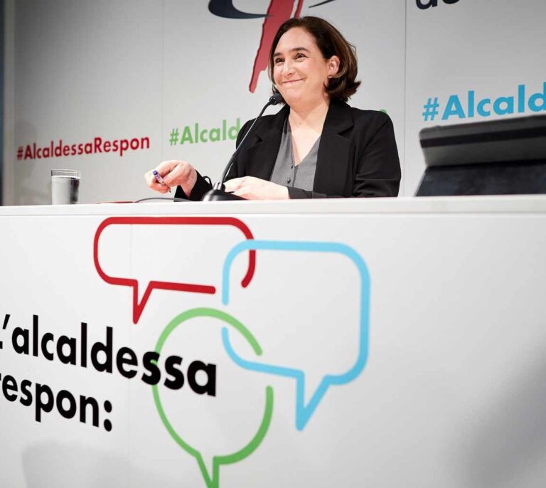 Colau promete una campaña internacional para relanzar Barcelona con el MWC