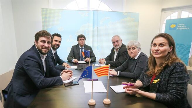 Antoni Comín Comín (primero por la izquierda) junto al presidente del 'Parlament', Puigdemont y el resto de ex consellers fugados, en Bruselas.