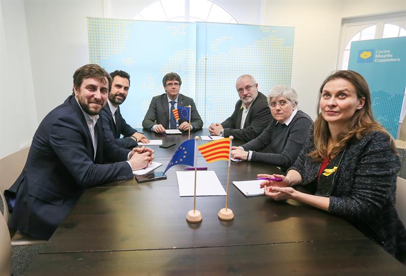 Comín (primero por la izquierda) junto al presidente del 'Parlament', Puigdemont y el resto de ex consellers fugados, en Bruselas.
