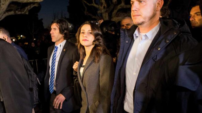 Inés Arrimadas sale del Parlament entre los manifestantes.