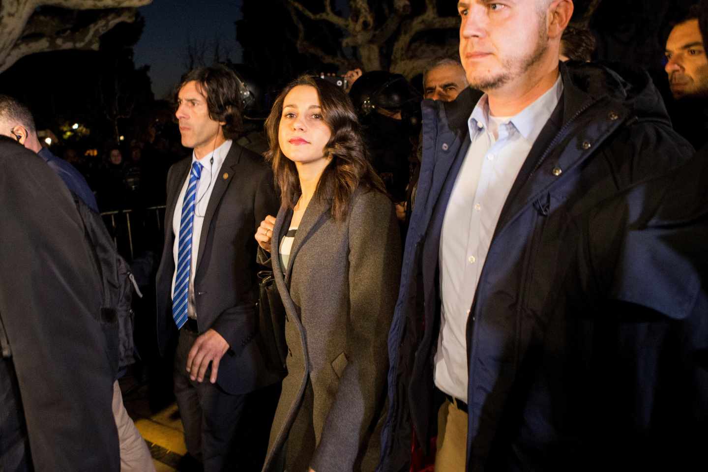 Inés Arrimadas sale del Parlament entre los manifestantes.