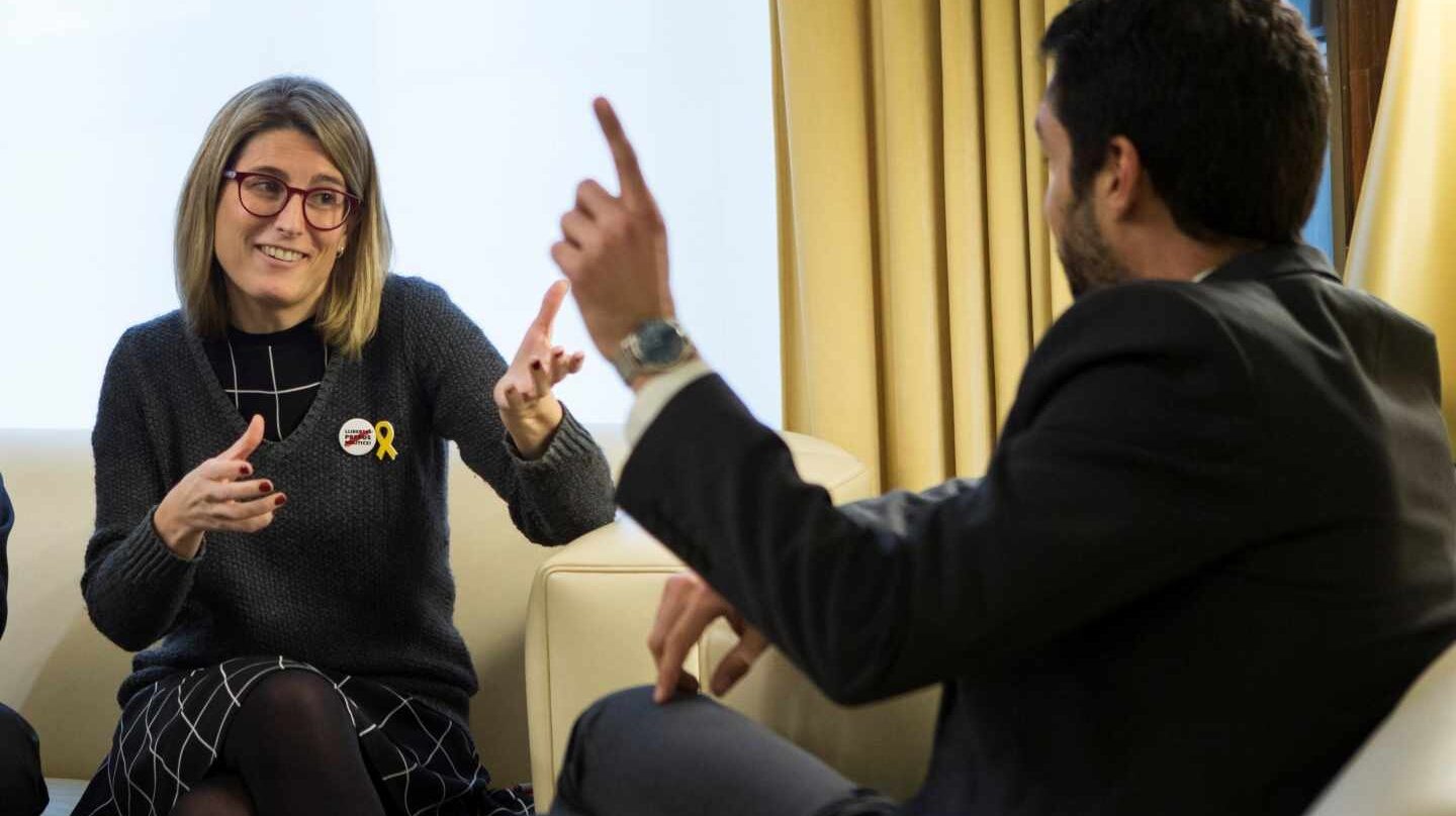 Roger Torrent recibe a Elsa Artadi en el Parlament.