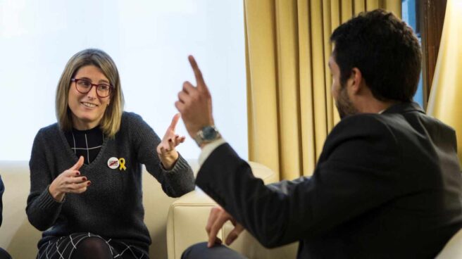 Roger Torrent recibe a Elsa Artadi en el Parlament.