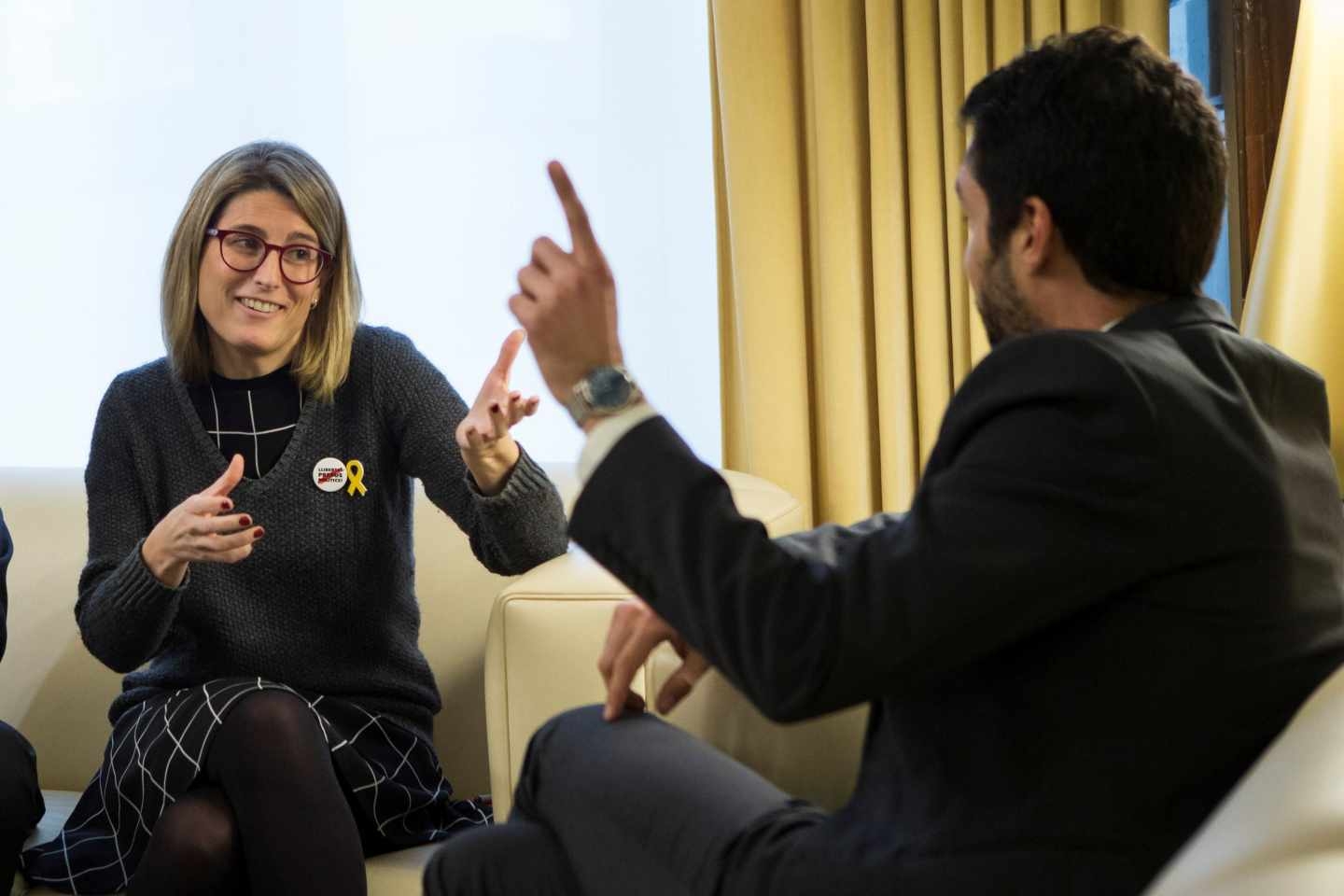 Roger Torrent recibe a Elsa Artadi en el Parlament.