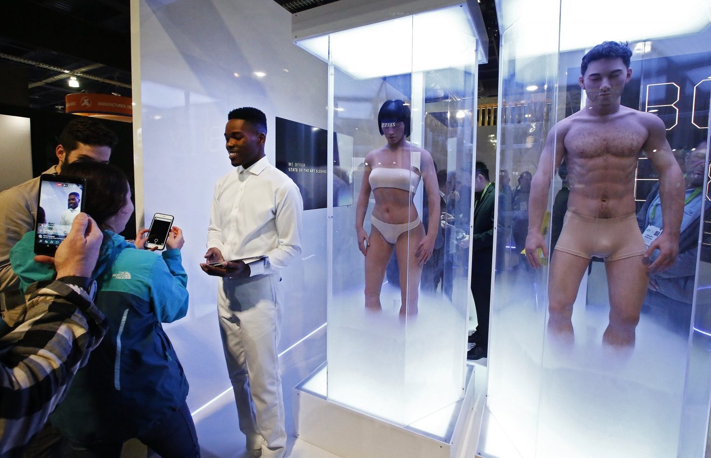 Un hombre presenta en el stand de Psych Sec el día de la inauguración en el Salón Internacional de la Feria de Electrónica de Consumo (CES, en inglés)