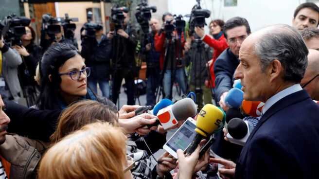 Francisco Camps atiende a los medios en Valencia.