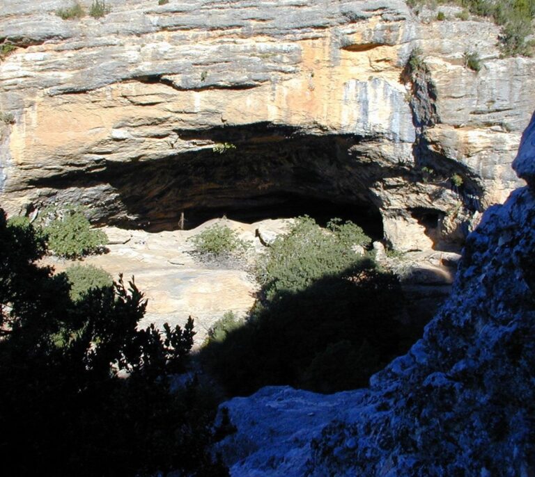 Reducen la pena al empresario que destruyó una cueva del Neolítico