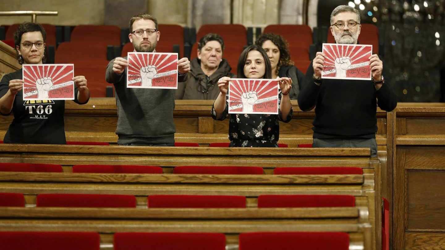 Los diputados de la CUP, en el Parlament de Cataluña el 30 de enero, a la hora a la que estaba previsto celebrar el pleno de investidura finalmente suspendido.
