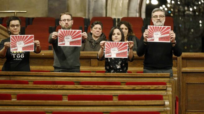 DIPUTADOS_CUP_PARLAMENT Los diputados de la CUP, en el Parlament de Cataluña el 30 de enero, a la hora a la que estaba previsto celebrar el pleno de investidura finalmente suspendido.