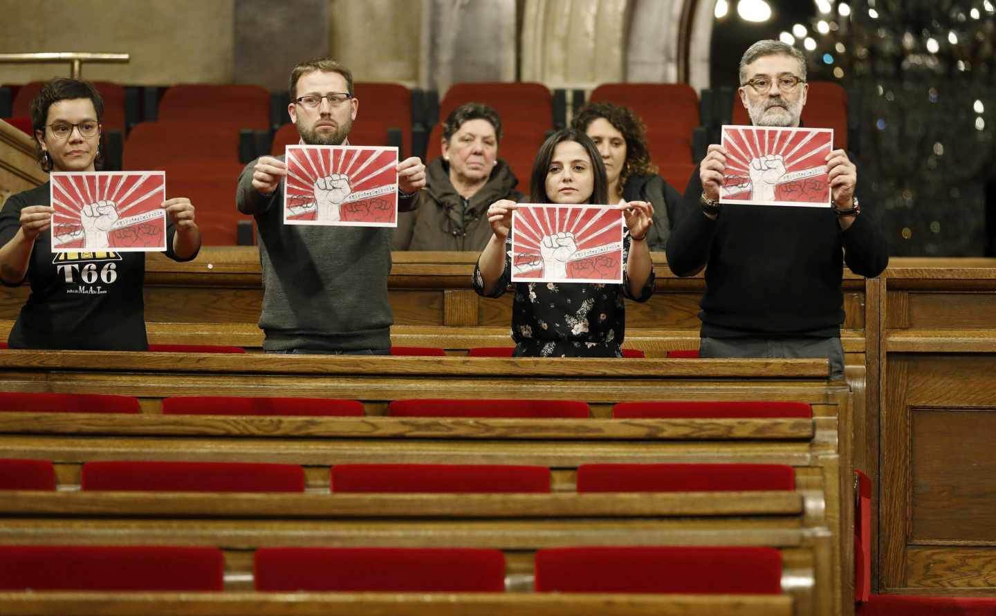 Los diputados de la CUP, en el Parlament de Cataluña el 30 de enero, a la hora a la que estaba previsto celebrar el pleno de investidura finalmente suspendido.