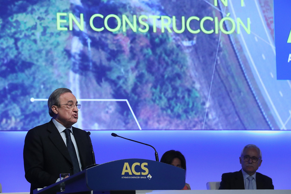 El presidente de ACS, Florentino Pérez, ha sido elegido mejor CEO de España en 2017 por la revista Forbes y toma así el relevo al máximo ejecutivo de Telefónica, José María Álvarez-Pallete, quien recibió este premio un año antes. Pérez ha sabido conjugar el esfuerzo, el trabajo en equipo y la perseverancia para situar a ACS como una de las principales empresas de España, según ha resaltado el editor y director de Forbes, Andrés Rodríguez. Con este galardón, el primer ejecutivo de ACS se suma además al consejero delegado de IAG, Willie Walsh, y al de Ferrovial, Iñigo Meirás, premiados en 2015 y 2014, respectivamente, como mejores CEO del año.