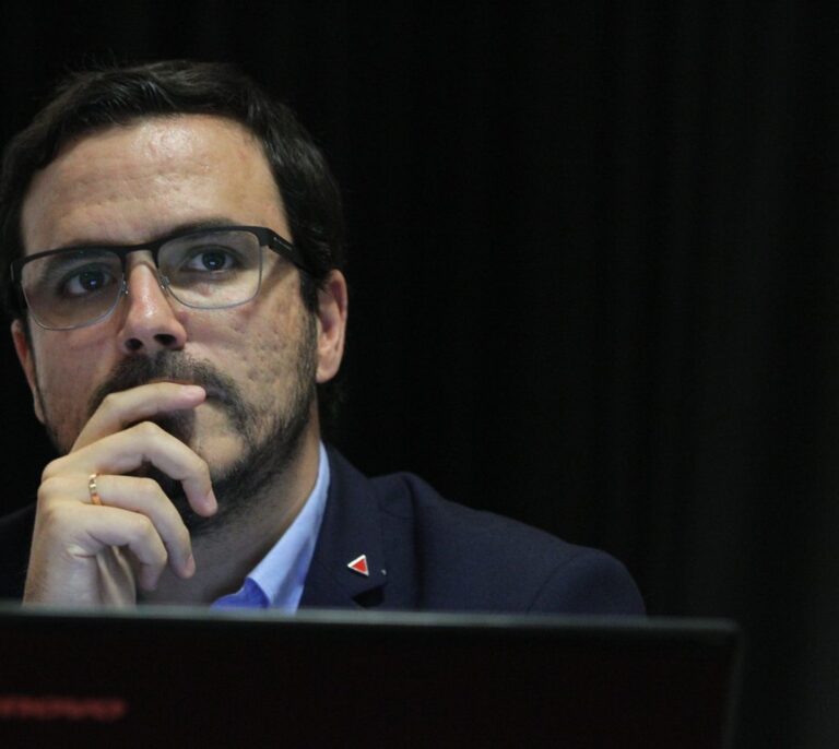 Garzón anuncia restricciones a las casas de apuestas y al consumo de comida basura