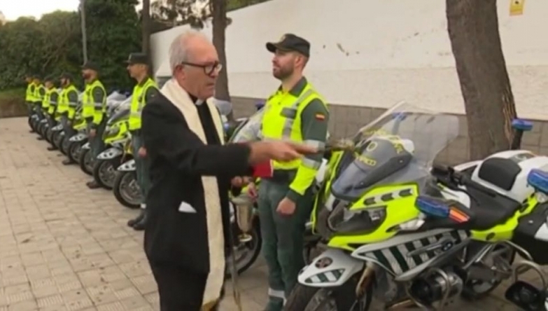 El sacerdote, en el momento de bendecir las nuevas motocicletas de la Agrupación de Tráfico de la Guardia Civil.