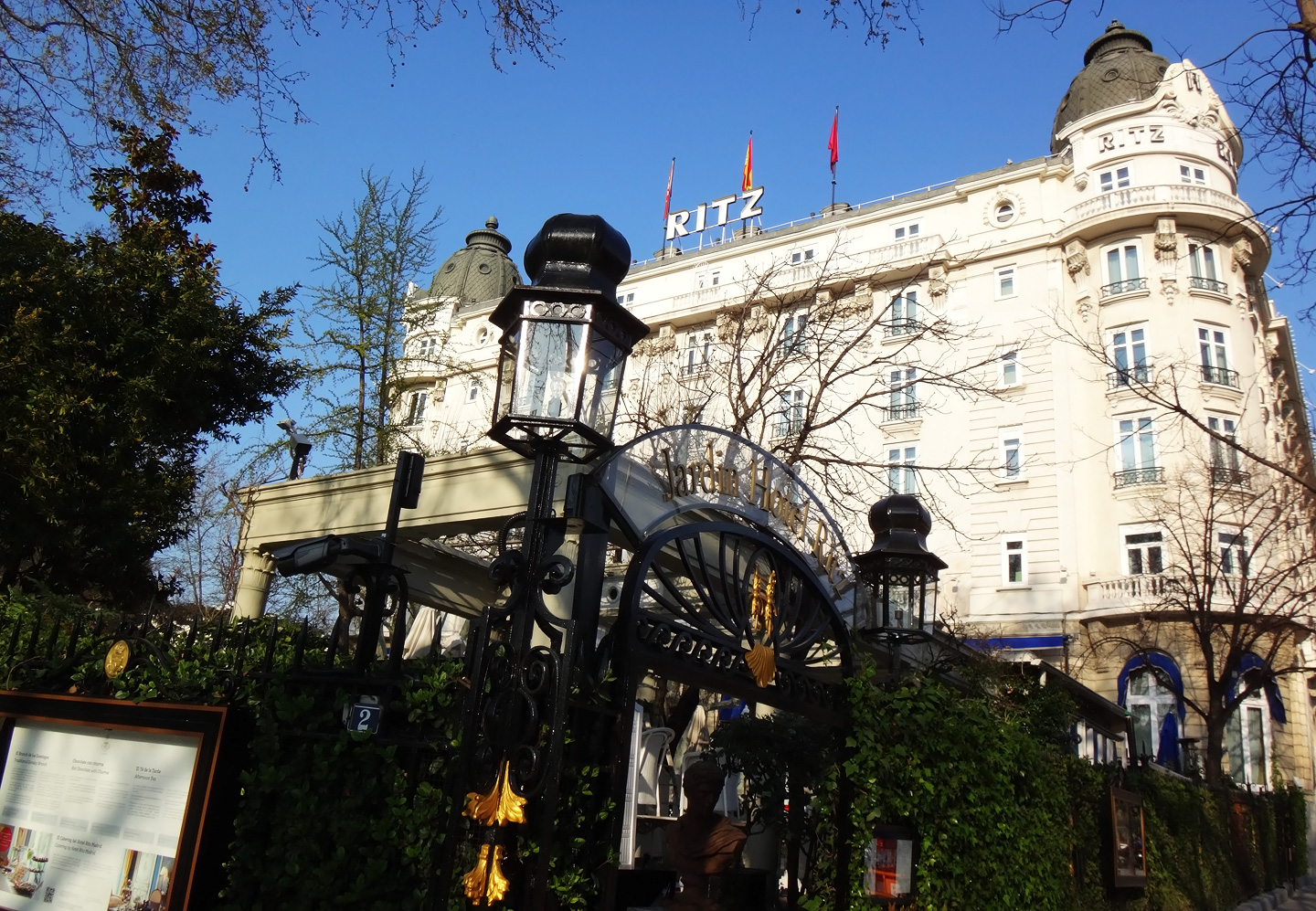 Fachada del Hotel Ritz de Madrid. El hotel cerrará sus puertas hasta finales de 2019 por obras de renovación.