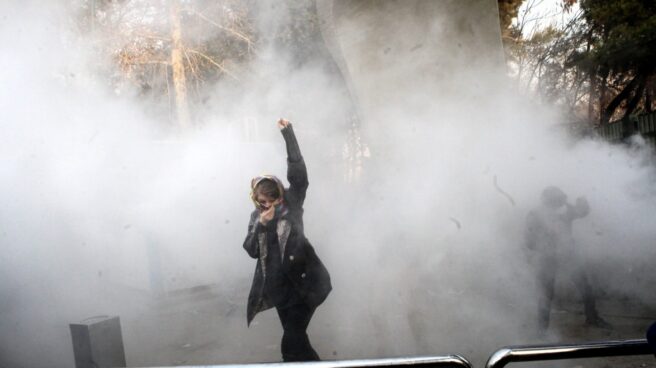 Una mujer con el puño en alto se ha convertido en el icono representativo de las protestas en Irán.