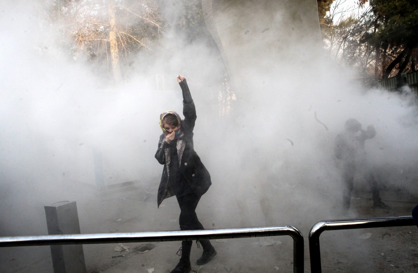 Una mujer con el puño en alto se ha convertido en el icono representativo de las protestas en Irán.