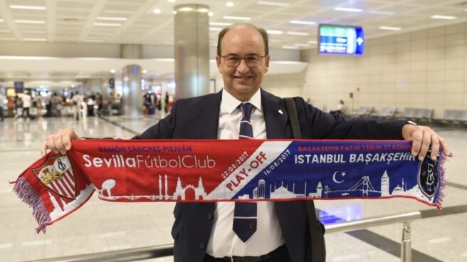 José Castro, con motivo de un viaje internacional con el Sevilla FC.