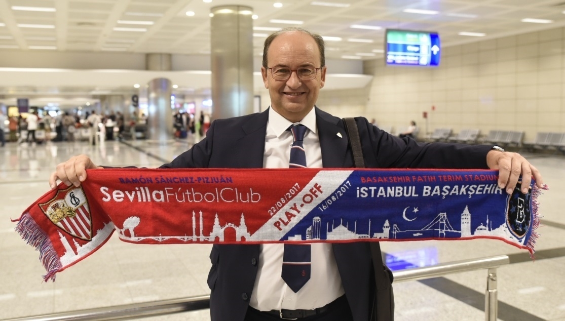 José Castro, con motivo de un viaje internacional con el Sevilla FC.