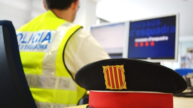 Un agente de la Policía de la Generalitat, en una comisaría.