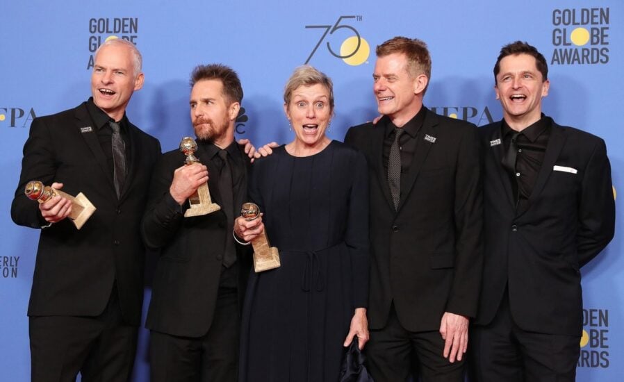 Martin McDonagh, Sam Rockwell, Frances McDormand, Graham Broadbent y Peter Czernin posan con los Globos de Oro de 'Tres anuncios en las afueras'.