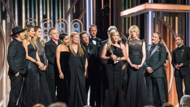 Reese Witherspoon con el Globo de Oro por la Mejor serie 'Big little lies'.