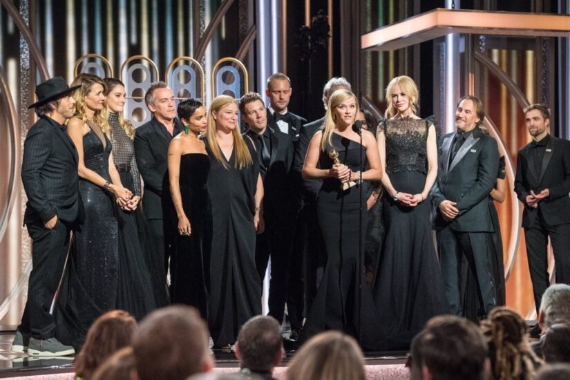 Reese Witherspoon con el Globo de Oro por la Mejor serie 'Big little lies'.