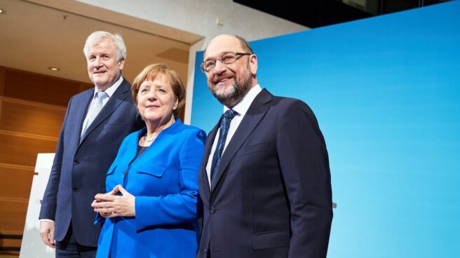 Merkel, junto a Seehofer y Schulz, en la rueda de prensa en Berlín. sobre el principio de acuerdo de gobierno.