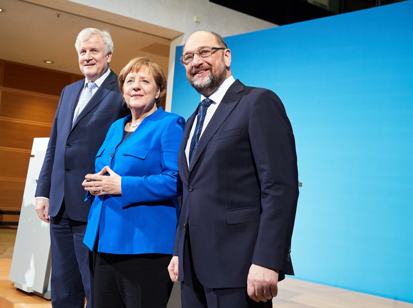 Merkel, junto a Seehofer y Schulz, en la rueda de prensa en Berlín. sobre el principio de acuerdo de gobierno.