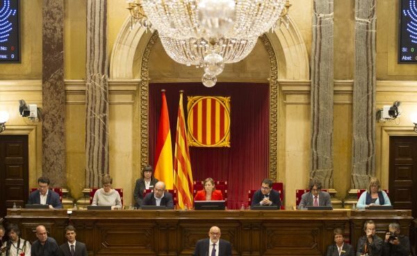 JxCat y ERC podrían premiar a los Comunes con una plaza en la Mesa del Parlament