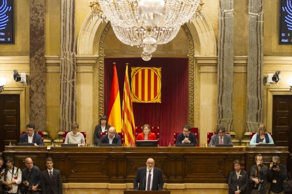 JxCat y ERC podrían premiar a los Comunes con una plaza en la Mesa del Parlament