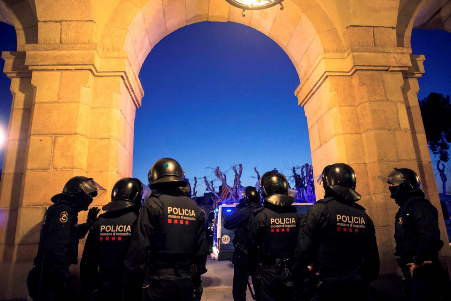 Agentes antidisturbios de los Mossos d'Esquadra, junto al 'Parlament' en la tarde de este martes.