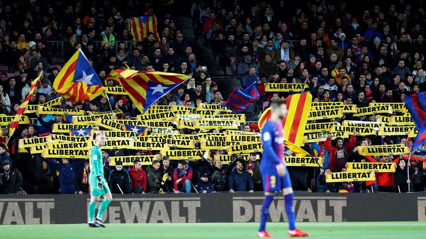 Simpatizantes independentistas en el Nou Camp.