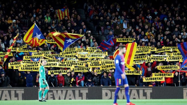 Simpatizantes independentistas en el Nou Camp.