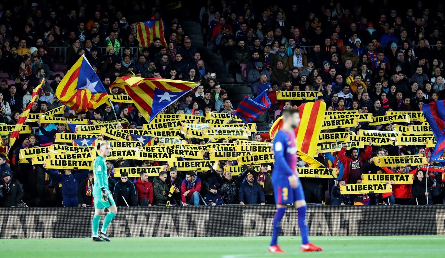 Simpatizantes independentistas en el Nou Camp.