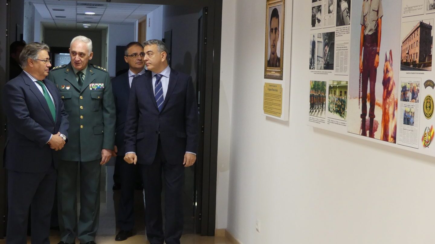 El ministro Juan Ignacio Zoido, junto al Coronel Antonio Campos Vivancos y el delegado del Gobierno en Euskadi, Javier De Andrés, en el cuartel de Intxaurrondo.